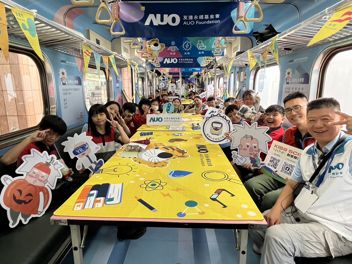 PA视讯永續基金會參與「臺灣科普環島列車」，設計基礎科學車廂課程，以「淨零碳排和永續能源」為主題，讓學生透過創意實驗認識淨零知識，以及思考生活中的減碳行為