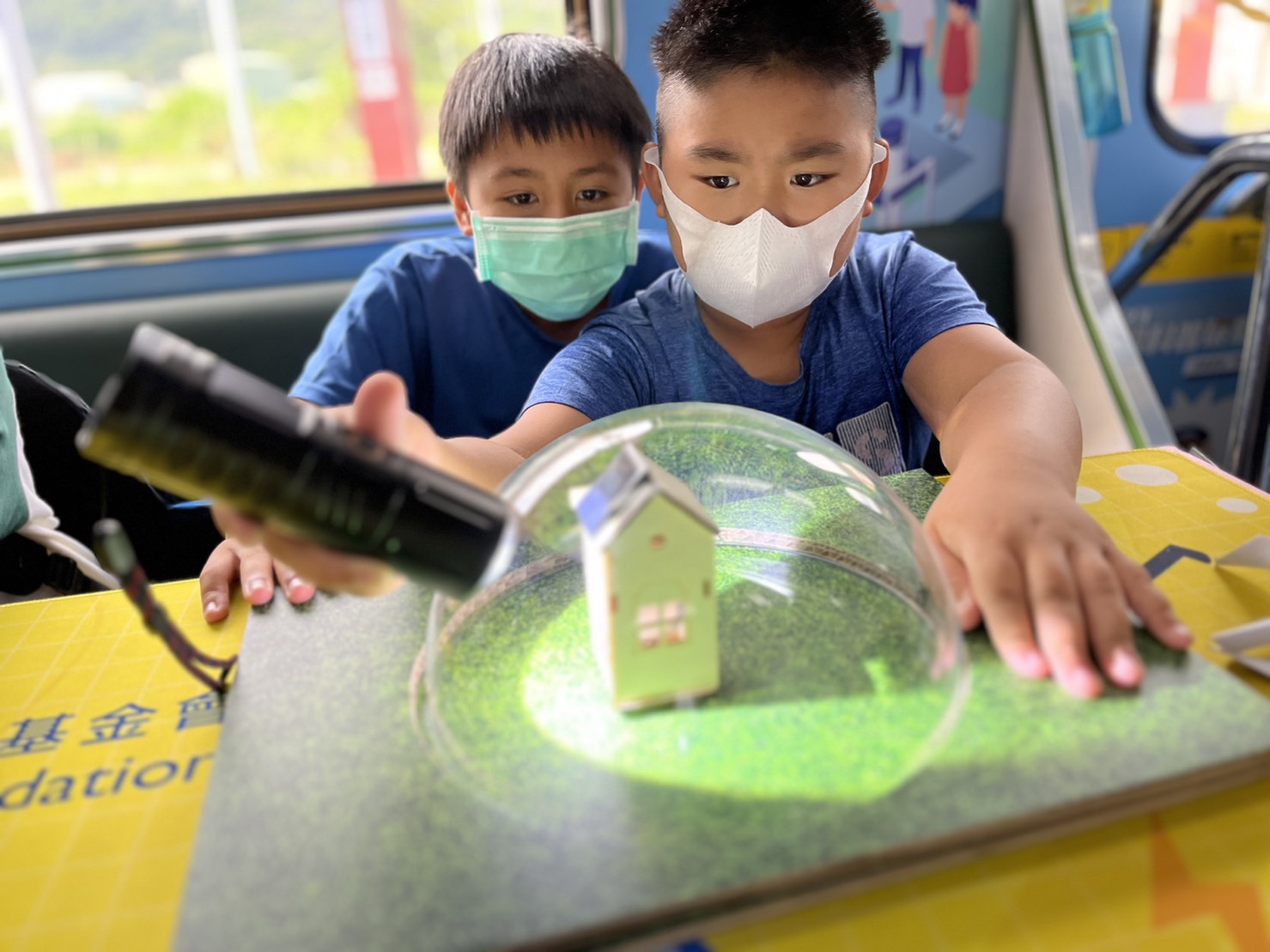 PA视讯參與基礎科學主題車廂，以STEAM教學精神，設計「逐日科學家」、「太陽能工程師」以及「淨零建築師」三大能源科普課程和實驗